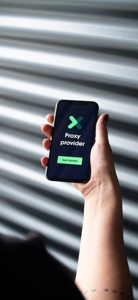 在线代理 App 连接状态详情页：绿色已连接指示灯亮起，下方显示当前出口归属地、已连接时长与实时上下行速率